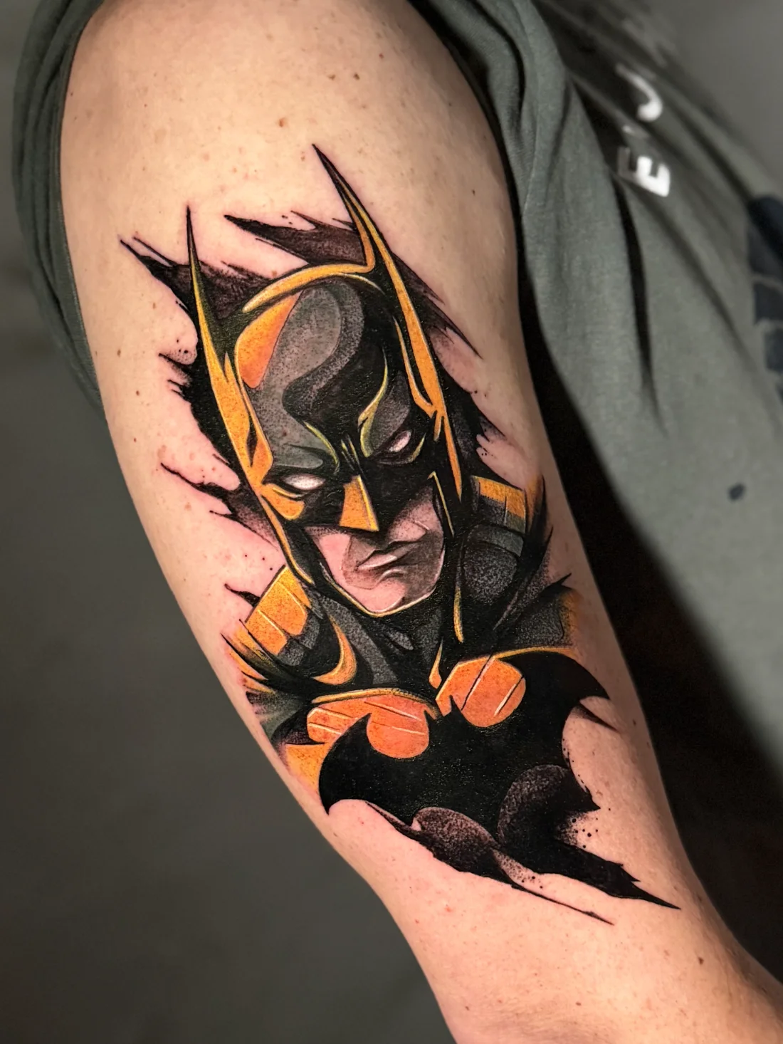 Tatuagem colorida do Batman feita pela Jess Zanatta