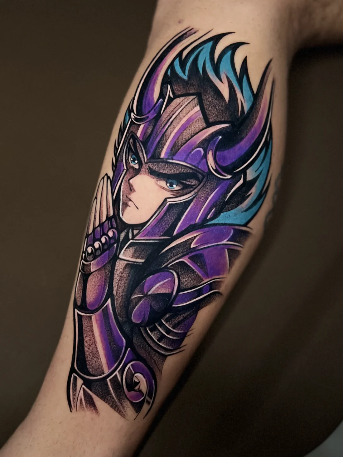 Tatuagem colorida de cavaleiro do zodíaco feita pela Jess Zanatta