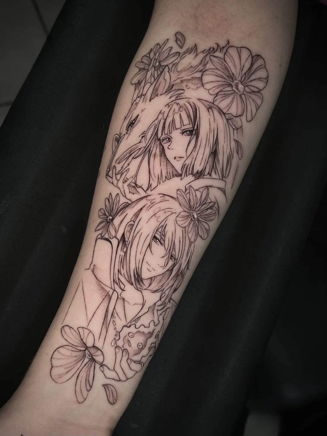 Tatuagem fineline de Chihiro e Haku de A Viagem de Chihiro feita pela Jess Zanatta