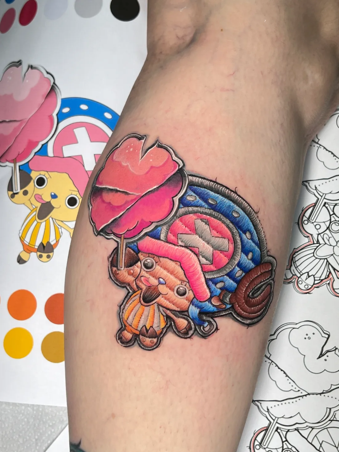 Tatuagem colorida do Chopper de One Piece com algodão-doce feita pela Jess Zanatta