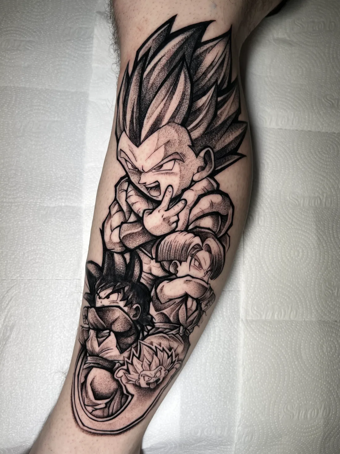 Tatuagem em pontilhismo de Vegeta, Goku, Gohan e Trunks de Dragon Ball feita pela Jess Zanatta