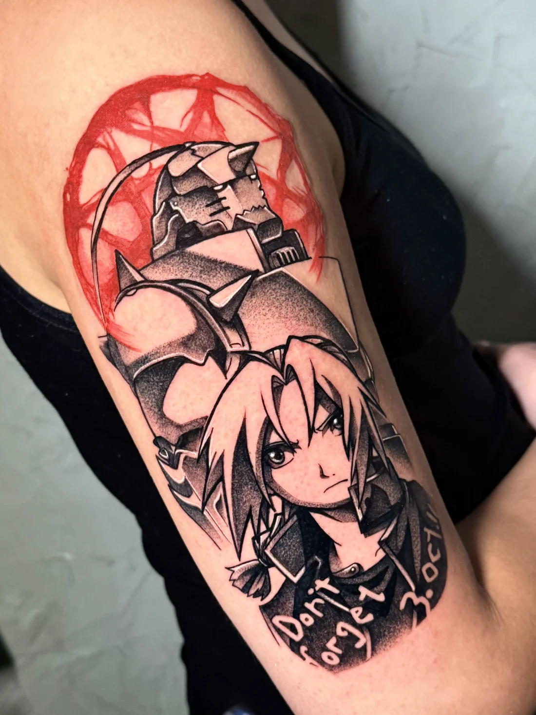 Tatuagem blackwork de Edward e Alphonse Elric de Fullmetal Alchemist feita pela Jess Zanatta