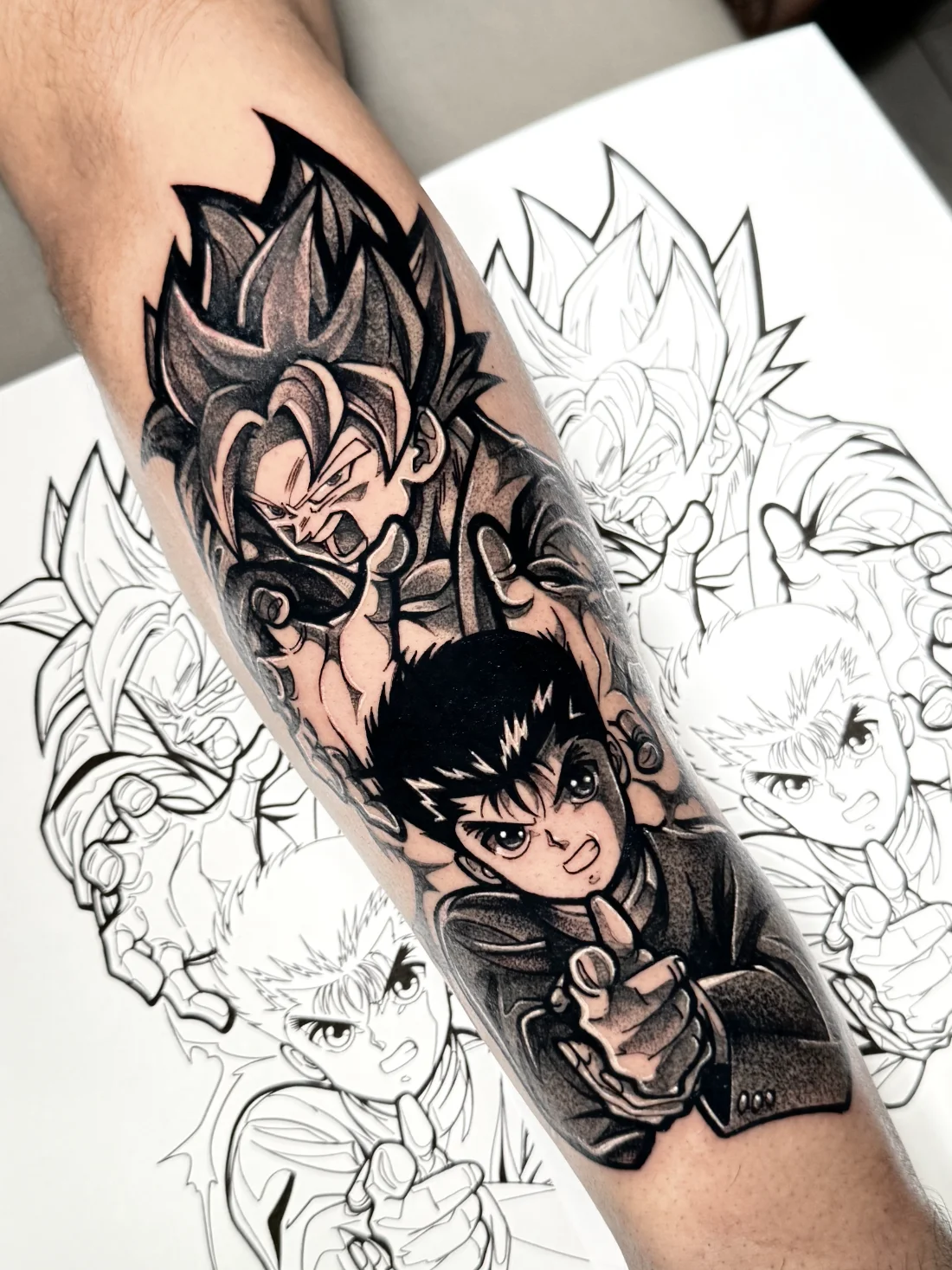 Tatuagem blackwork do Goku Super Saiyajin e Yusuke de Yu Yu Hakusho feita pela Jess Zanatta