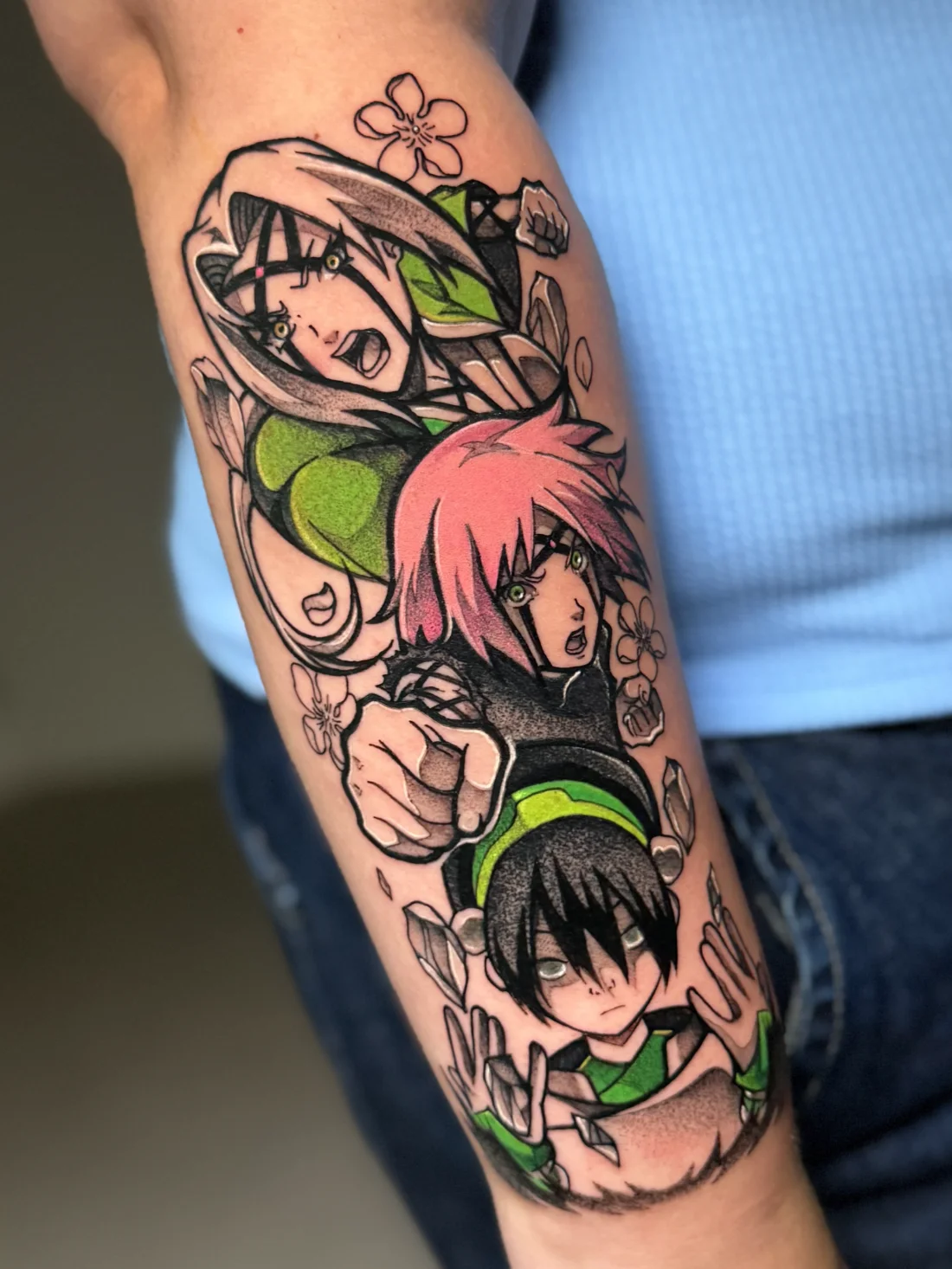 Tatuagem colorida de personagens femininas de Naruto e Avatar feita pela Jess Zanatta