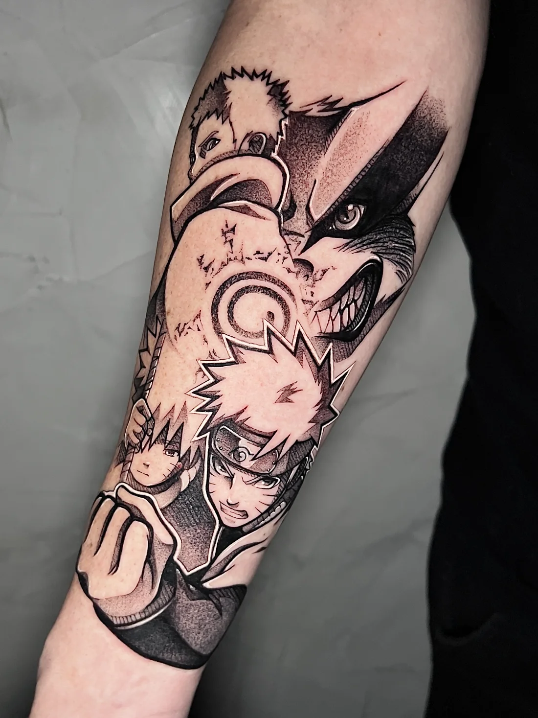 Tatuagem blackwork de Naruto e Kurama em sleeve feita pela Jess Zanatta