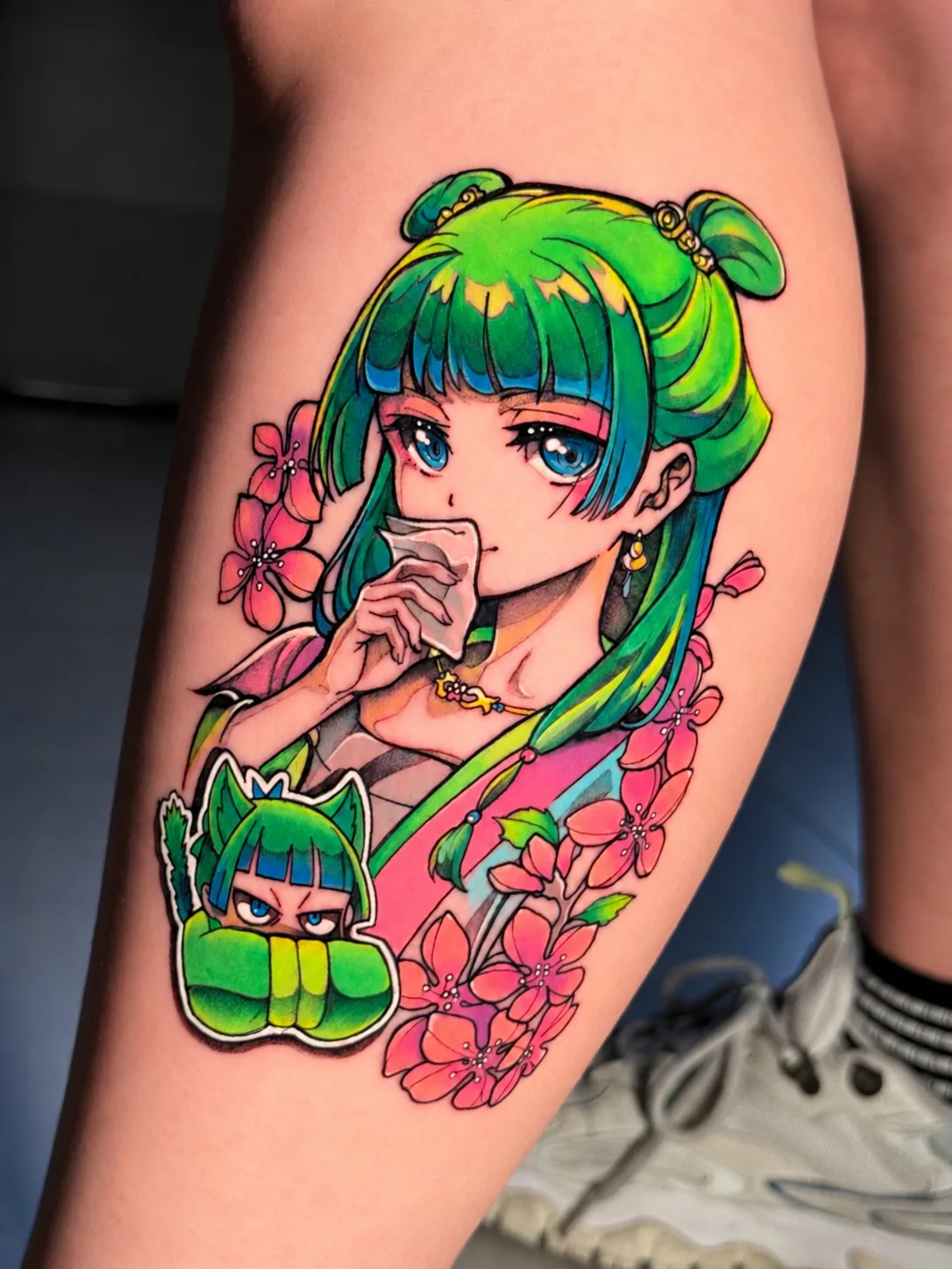 Tatuagem colorida de personagem de anime com flores de cerejeira feita pela Jess Zanatta
