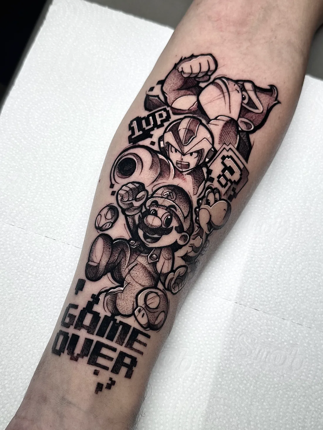 Tatuagem geek de Mario, Mega Man e Donkey Kong feita pela Jess Zanatta