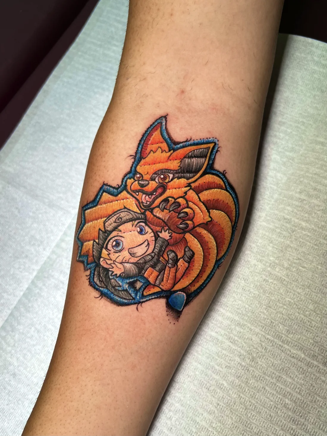 Tatuagem estilo bordado de Naruto chibi com Kurama feita pela Jess Zanatta