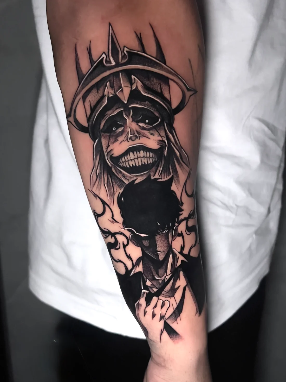 Tatuagem blackwork do Monarca das Sombras de Solo Leveling feita pela Jess Zanatta