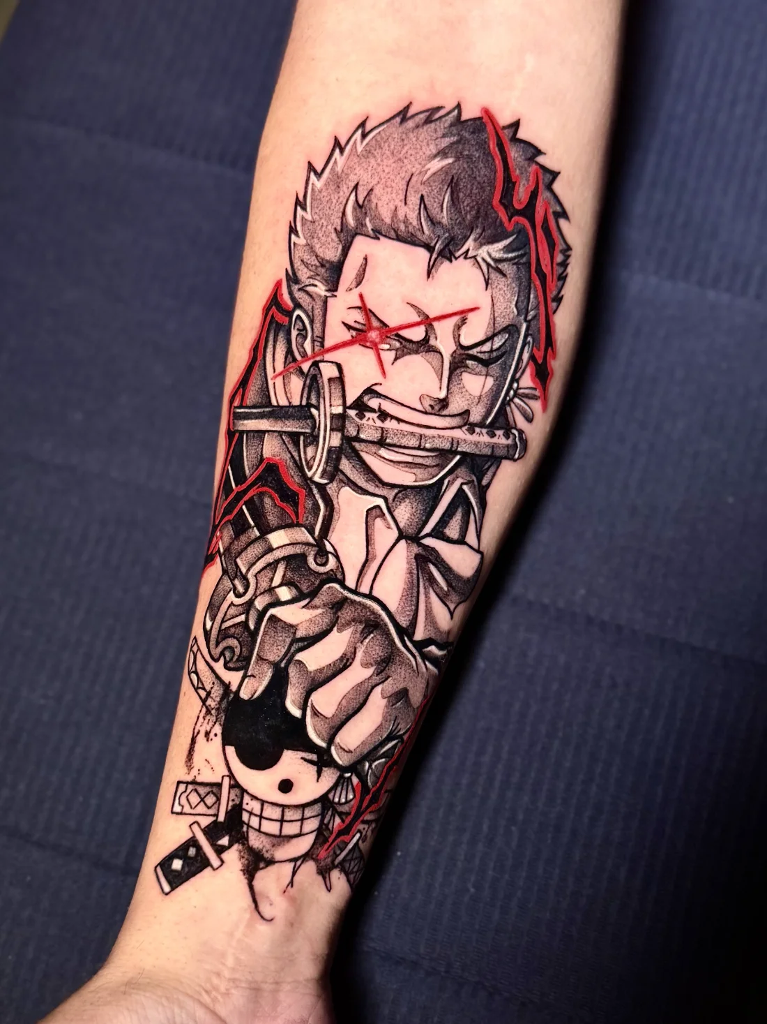 Tatuagem colorida do Zoro de One Piece mordendo a espada feita pela Jess Zanatta